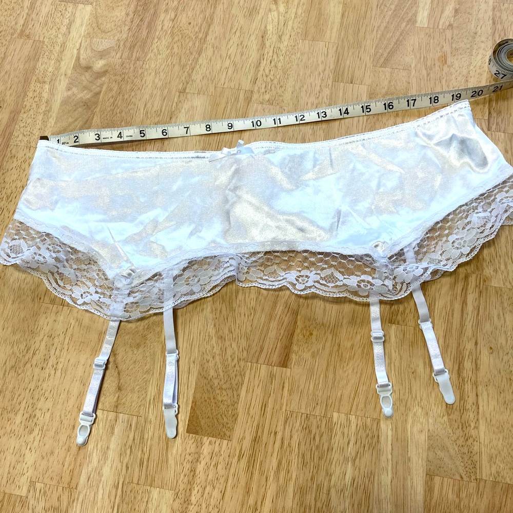 💥 Elegant Moments Lace Garter Belt